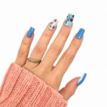 blue-floral-medium-square-press-on-nails-on-hand-from-glamour-woman