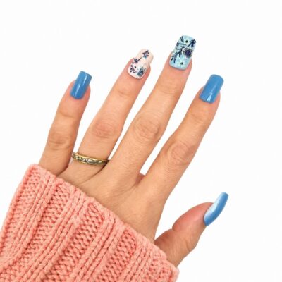 blue-floral-medium-square-press-on-nails-on-hand-from-glamour-woman