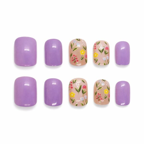 lilac-floral-press-on-nails-short-square-glossy-nail-set-with-flower-design-glamour-woman