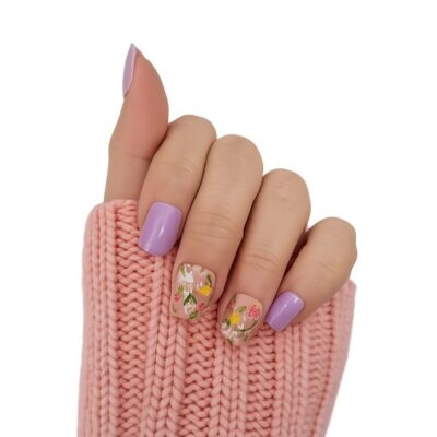 lilac-floral-short-square-size-press-on-nails-on-hand