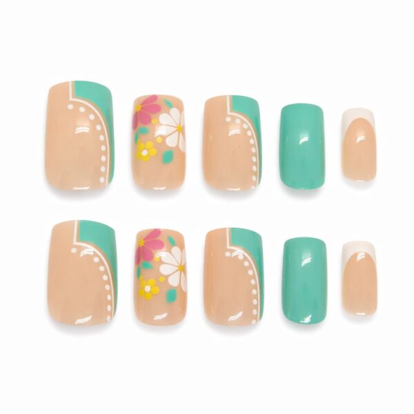 pastel-mint-daisy-floral-press-on-nails-cute-summer-nail-art-glamour-woman
