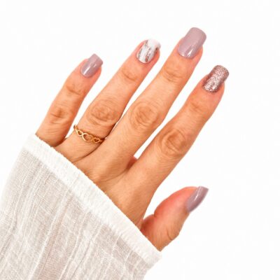 pastel-purple-short-square-press-on-nails-on-hand-from-glamour-woman