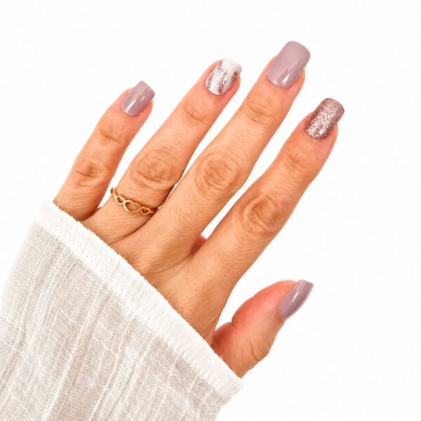 pastel-purple-short-square-press-on-nails-on-hand-from-glamour-woman