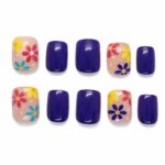 vibrant-blue-floral-press-on-nails-summer-daisy-design-glamour-woman