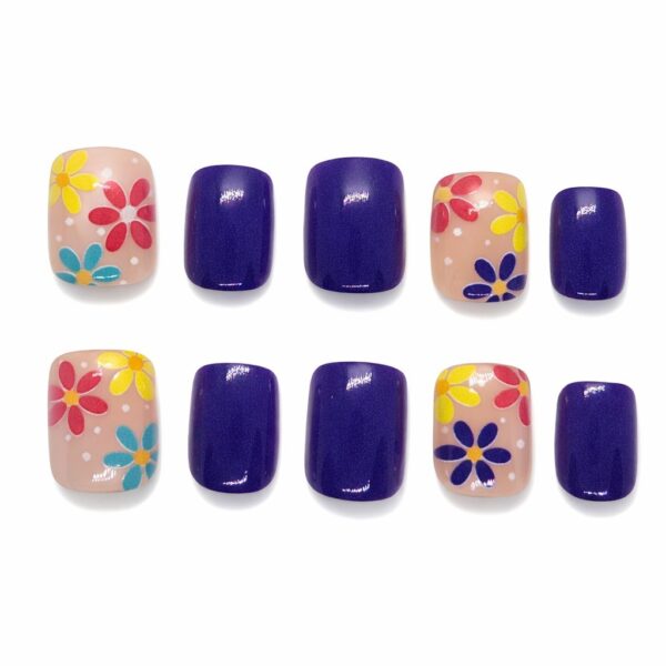 vibrant-blue-floral-press-on-nails-summer-daisy-design-glamour-woman