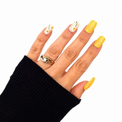yellow-daisy-press-on-nails-on-hand-medium-size