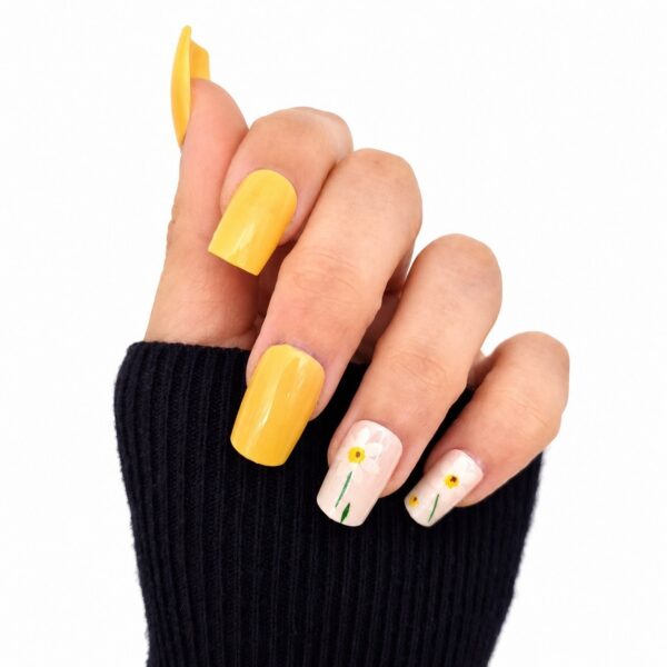 yellow-daisy-press-on-nails-on-hand-medium-square