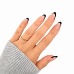 noir-etoile-black-french-nails