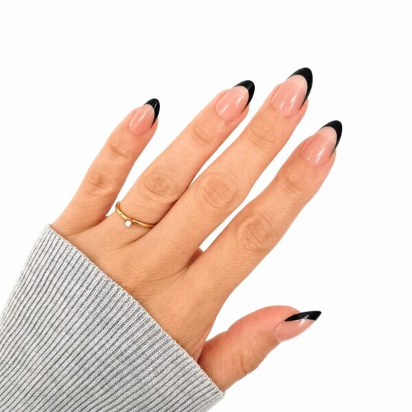 noir-etoile-black-french-nails